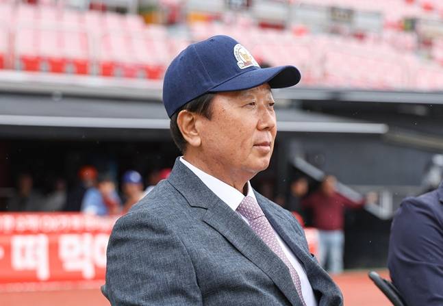 개회식을 지켜보고 있는 선동열 전 감독. /사진=OK 금융그룹