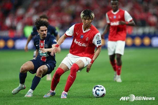 세키네 히로키가 25일(한국시간) 프랑스 생드니의 스타드 드 프랑스에서 열린 PSG 대 랭스의 '2024~2025시즌 쿠프 드 프랑스(프랑스컵)' 결승에서 볼 컨트롤하고 있다. /AFPBBNews=뉴스1