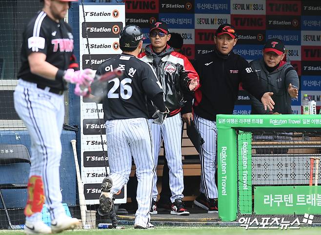 5일 오후 서울 잠실야구장에서 열린 '2025 신한 SOL Bank KBO리그' LG 트윈스와 두산 베어스의 경기, 7회초 2사 1,2루 LG 김현수 타석 때 득점한 이주헌이 더그아웃에서 축하를 받고 있다. 엑스포츠뉴스 DB