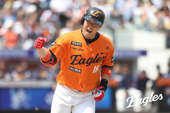 25일 대전 한화생명 볼파크에서 열린 2025 신한 SOL Bank KBO리그 롯데 자이언츠와 한화 이글스의 경기, 한화가 연장 10회 끝 8-7 승리를 거두고 위닝시리즈를 달성했다. 또 이날 승리로 한화는 시즌 전적 31승21패를 만들며 위닝시리즈를 달성, 30승3무21패가 된 롯데를 제치고 다시 2위 자리에 복귀했다. 한화 이글스