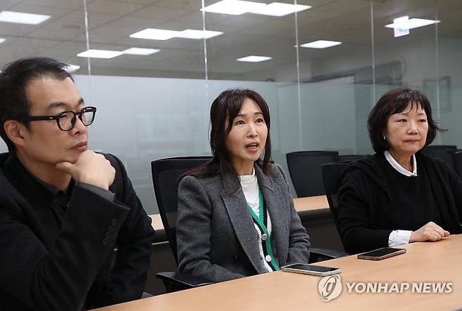"정부는 사과뿐 아니라 불법행위에 대한 수사 의뢰도 해야 합니다"  이승훈 사무국장(왼쪽부터), 배진시 대표, 권희정 미혼모아카이빙과권익옹호연구소 소장이 연합뉴스와 인터뷰하고 있다.
 [진성철 기자 촬영]