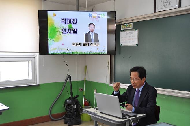 교장 선생님으로 재직하던 시절 권용재 씨 [권용재 씨 제공. 재판매 및 DB 금지]