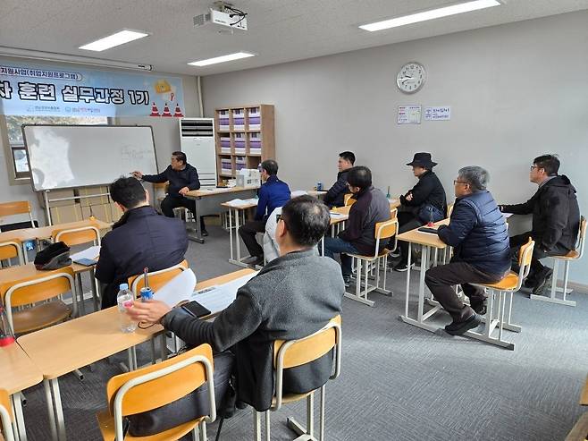 경남행복내일센터에 진행되는 신중년 지원 교육 [경남행복내일센터 제공. 재판매 및 DB 금지]