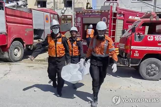 24일(현지시간) 가자지구 남부 칸유니스의 나세르 병원에 실려오는 의사 알라 알 나자르의 자녀 시신. [AP 연합뉴스]