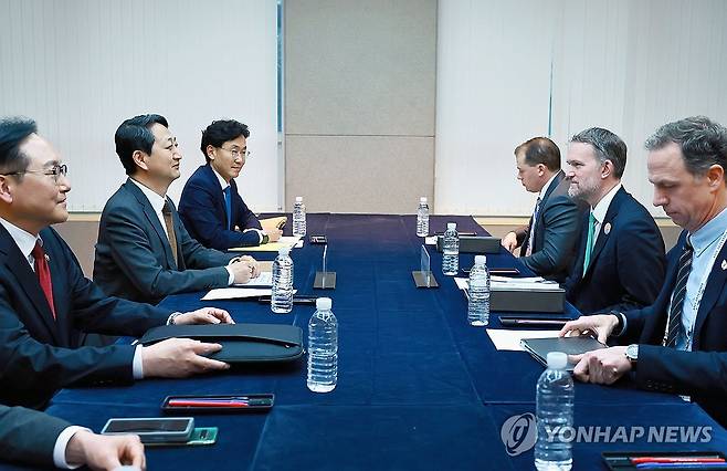 안덕근 장관, 미국 무역대표부 대표 면담 (서울=연합뉴스) 안덕근 산업통상자원부 장관이 16일 제주 서귀포시 제주국제컨벤션센터(ICC)에서 제이미슨 그리어 미국 무역대표부 대표와 면담하고 있다. 2025.5.16 [산업통상자원부 제공. 재판매 및 DB 금지] photo@yna.co.kr