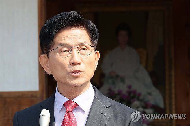 김문수 후보, 현안 관련 입장 발표 (옥천=연합뉴스) 박동주 기자 = 국민의힘 김문수 대선 후보가 25일 충북 옥천군 육영수 여사 생가를 방문한 뒤 취재진 앞에서 현안 관련 입장 발표를 하고 있다. 2025.5.25 pdj6635@yna.co.kr