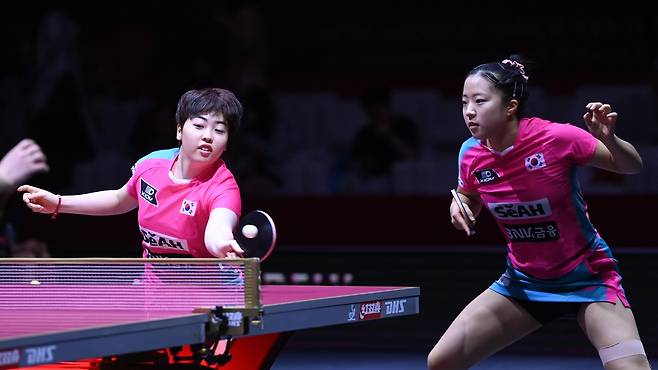 세계탁구선수권 여자복식 경기를 벌이는 신유빈(오른쪽)과 유한나 [대한탁구협회 제공. 재판매 및 DB 금지]
