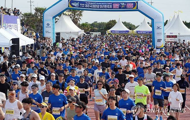 힘차게 출발하는 제주국제관광마라톤축제 참가자들 (제주=연합뉴스) 25일 오전 제주시 구좌생활체육공원 운동장에서 제29회 제주국제관광마라톤축제 참가자들이 힘차게 출발하고 있다. 2025.5.25 [제주도관광협회 제공. 재판매 및 DB 금지] khc@yna.co.kr