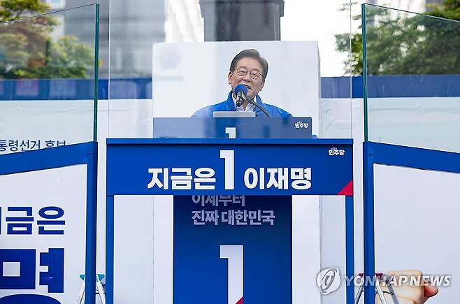 지지 호소하는 이재명 후보 (시흥=연합뉴스) 김주성 기자 = 더불어민주당 이재명 대선 후보가 24일 경기 시흥시 배곧아브뉴프랑센트럴광장에서 열린 유세에서 시민들에게 지지를 호소하고 있다. 2025.5.24 [공동취재] utzza@yna.co.kr