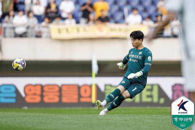후반 막판 눈부신 선방을 펼친 강원 골키퍼 이광연 [한국프로축구연맹 제공. 재판매 및 DB 금지]