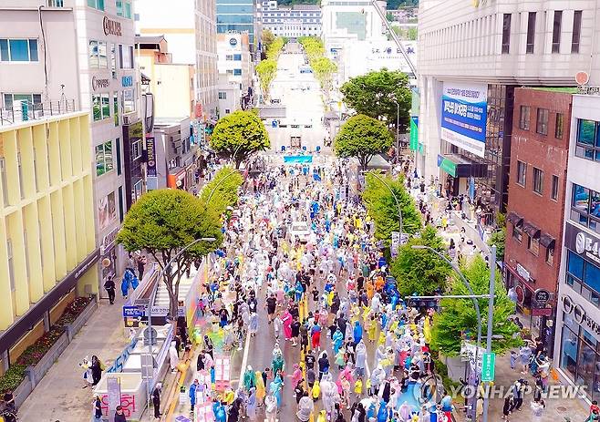 춘천마임축제 개막행사 '아!水(수)라장' [춘천마임축제 제공. 재판매 및 DB 금지]