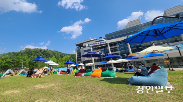 경기도청 북부청사 앞 경기평화광장에서는 오는 6월22일까지 ‘책 읽는 평화광장’ 행사가 진행된다. 방문객들이 빈백에 누워 독서를 하고 있다. 2025.5.25 /오수진기자 nuri@kyeongin.com