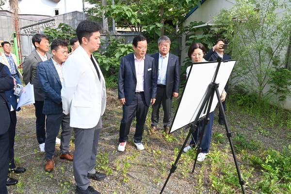 지난 21일 오후 유승민(왼쪽 앞) 대한체육회장이 대한체육회 소유의 하남시 신장동 체육용지(옛 신장테니스장) 현장을 찾아 하남시청 담당자로부터 설명을 듣고 있다. 2025.5.21 /하남시 제공