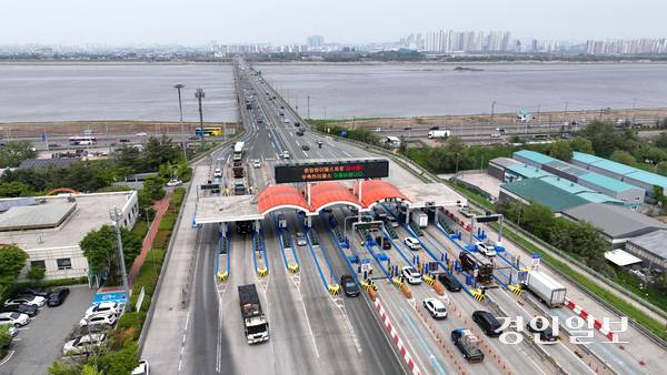 이재명 더불어민주당 대선 후보가 공동체 원리에 부합하지 않는다며 ‘일산대교 통행료 무료화’ 추진 의지를 밝혔다. 일산대교 통행료 무료화에 대해 인근 주민들의 반응이 뜨겁다. 사진은 지난 13일 김포시 일산대교톨게이트의 모습. 2025.5.13 /최은성기자 ces7198@kyeongin.com