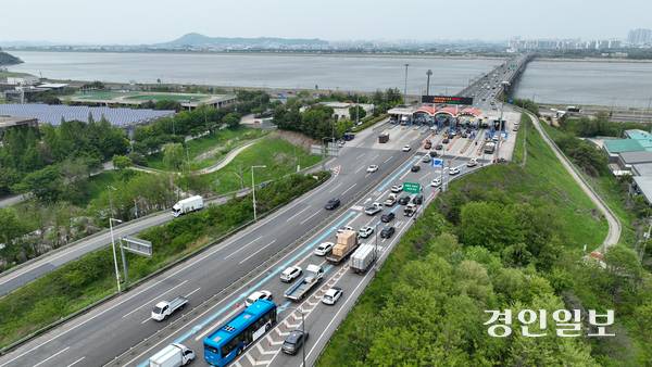 이재명 더불어민주당 대선 후보가 공동체 원리에 부합하지 않는다며 ‘일산대교 통행료 무료화’ 추진 의지를 밝혔다. 일산대교 통행료 무료화에 대해 인근 주민들의 반응이 뜨겁다. 사진은 지난 13일 김포시 일산대교톨게이트의 모습. 2025.5.13 /최은성기자 ces7198@kyeongin.com