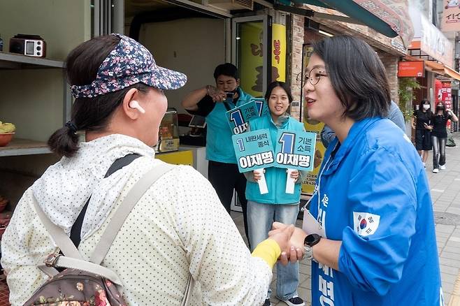 ▲ 용혜인 기본소득당 대표이 본오동 먹자골목에서 민심을 듣고 있다. /사진제공=용혜인 국회의원실