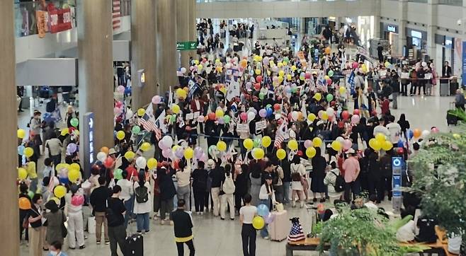 ▲미국 내 보수 인사들 환영을 위해 인천공항에 모인 국내 보수단체 회원들. 이들은 2시간 동안 1터미널 E환영홀에서 시위를 벌였다. /사진제공=독자