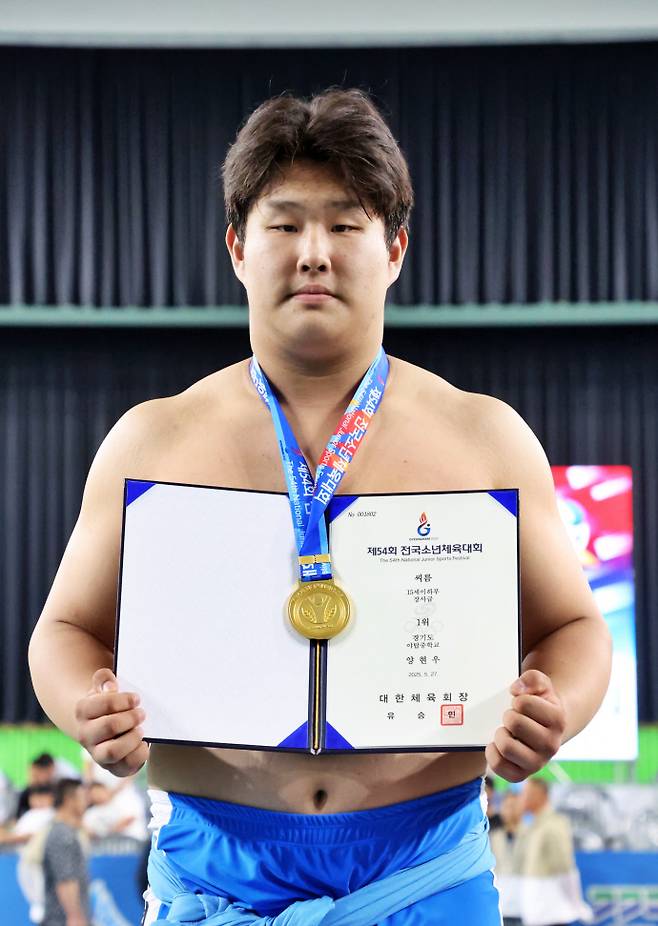 26일 경남 김해문화체육관에서 열린 제54회 전국소년체육대회 남자 15세이하부 장사급서 우승한 양현우(성남 야탑중)가 기념사진을 찍고 있다. 사진=대한씨름협회