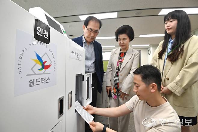 제21대 대통령선거 선상투표가 시작된 26일 인천시 미추홀구 인천시선거관리위원회에서 정당추천위원들이 지켜보는 가운데 선관위 직원이 선상투표지를 쉴드팩스로 접수 받고 있다.정선식기자