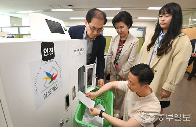 제21대 대통령선거 선상투표가 시작된 26일 인천시 미추홀구 인천시선거관리위원회에서 정당추천위원들이 지켜보는 가운데 선관위 직원이 선상투표지를 쉴드팩스로 접수 받고 있다.정선식기자