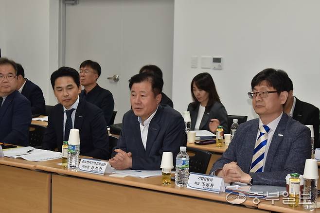 강석진 중소벤처기업진흥공단 이사장이 26일 용인에서 열린 글로벌최고경영자협회 경기지회 기업인들과 간담회를 진행하고 있다. 이성관 기자