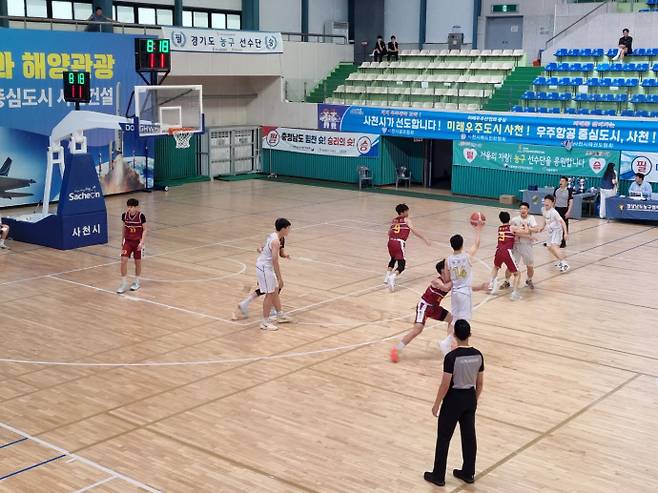 26일 경남 삼천포체육관에서 열린 제54회 전국소년체육대회 농구 남자 15세 이하부 준결승 경기서 수원삼일중(흰색 유니폼)과 용산중이 대결을 펼치고 있다. 사진=경기도농구협회