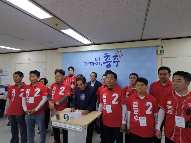 국민의힘 충주당원협의회와 소속 시도의원들은 26일 기자회견을 열고, '75세 이상 노인 투표권 박탈' 관련 비하 발언을 한 민주당 충주 선거운동원의 사과 요구와 즉각 해임을 촉구했다.사진=김의상 기자