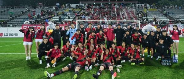 경남FC가 지난 24일 창원축구센터에서 열린 천안FC와의 경기에서 기념사진을 찍고 있다. /경남FC