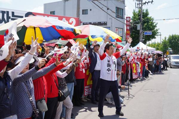 박상웅 의원이 지난 25일 함안 가야전통시장에서 유세를 하고 있다. / 박상웅의원실