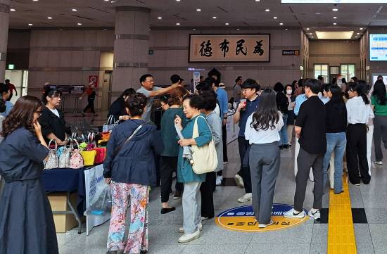 중증장애인 생산제품 전시회가 26일 진주시청 로비와 시민홀에서 열렸다. 시민들과 공공기관 관계자들이 현장을 찾아 제품을 구매하고 있다.