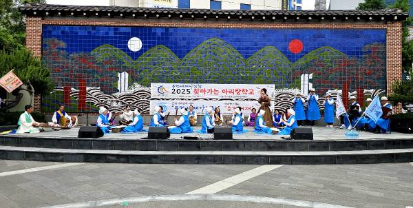 5월의 신록이 절정을 이루던 지난 23일 오후 2시, 서울 종로구 인사동 남인사마당 특설무대에서 뜻깊은 문화행사가 열렸다. 문경 지역 순수 시민 문화단체인 '아리랑도시문경시민위원회(위원장 이만유)'가 주최한 '찾아가는 아리랑학교'가 그것이다. 이날 행사에는 한겨레아리랑연합회 김연갑 이사장을 비롯해 국내 각지의 아리랑보존회 인사들이 내빈으로 참석하였으며, 국내외 관람객 500여 명이 운집한 가운데 성황리에 진행됐다.