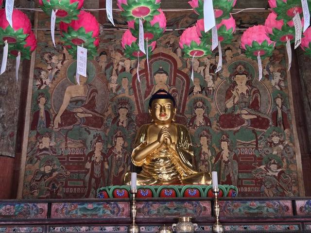 운문사 대웅보전의 비로자나불과 비로자나삼신불회도.