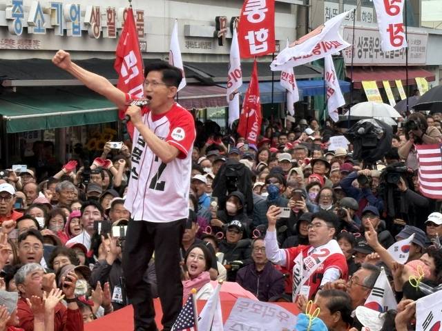 24일 경북 상주 유세에서 지지를 호소하고 있는 김문수 후보