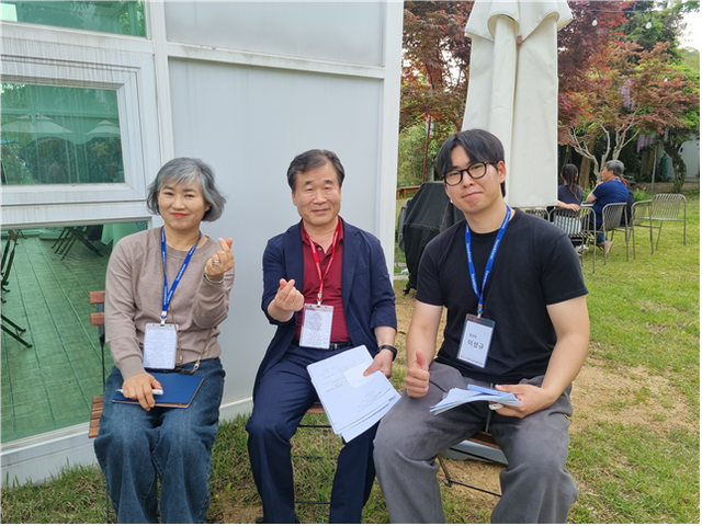 상주시 충혼탑 디자인전에서 최우수상을 받은 김미영 연구원(좌측)과 전영하 책임멘토, 우수상을 수상한 이성규 연구원(오른쪽)이 자리를 함께 했다.