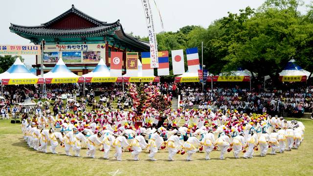 한국을 대표하는 전통민속문화축제인 중요무형문화재 제44호 '2025 경산자인단오제'가 30일부터 6월1일까지 3일간 열린다. 사진은 남자가 여장을 하고 외놈을 유인하기 위해 춤을 추고 있다. 경산시 제공