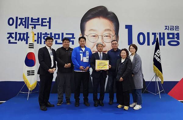 탈핵기후위기 제주행동이 이재명 후보 제주선거대책위원회에 4대 정책 제안서를 전달하고 있다. ⓒ헤드라인제주