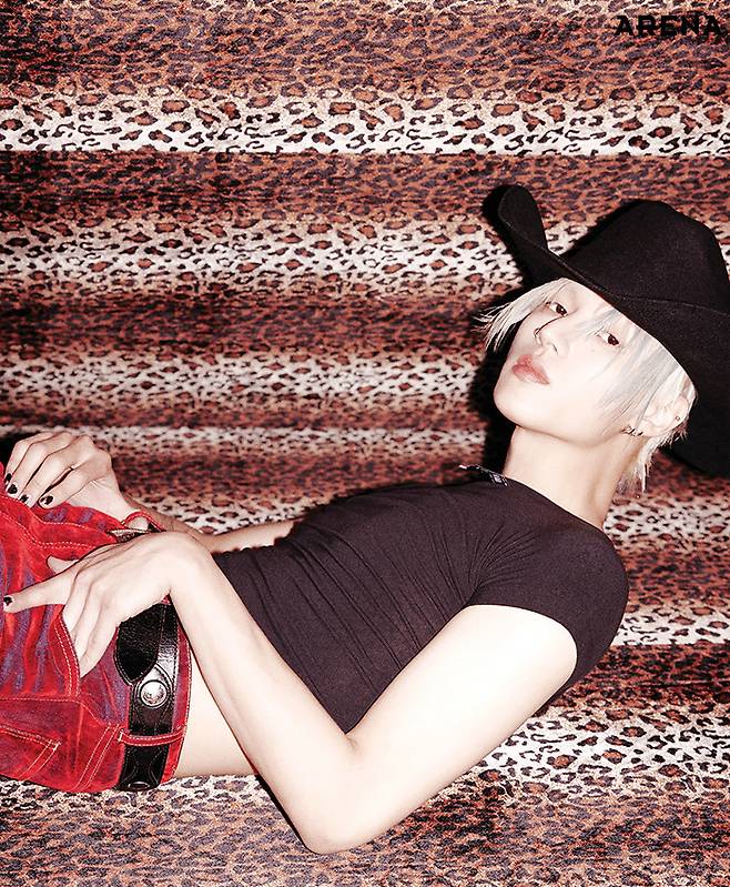 크롭트 티셔츠 프로토타입스 by 샘플라스, 워싱 데님 팬츠·카우보이 해트·벨트 모두 스타일리스트 소장품.