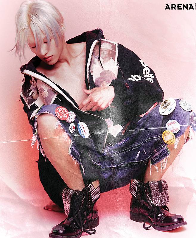 패치워크 후드 집업 재킷·배지 장식 데님 쇼츠 모두 베터 위드 에이지, 스터드 장식 부츠 스타일리스트 소장품.