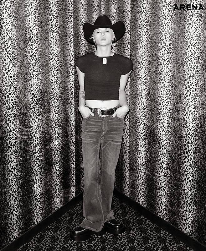 크롭트 티셔츠 프로토타입스 by 샘플라스, 워싱 데님 팬츠·카우보이 해트·벨트·슈즈 모두 스타일리스트 소장품.