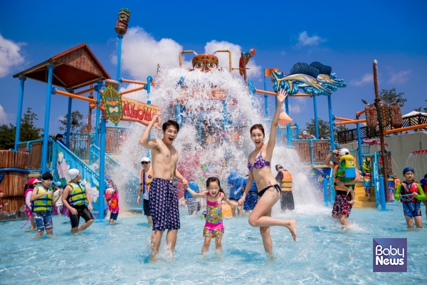 설악 워터피아에서 물놀이를 즐기는 가족. ⓒ한화리조트