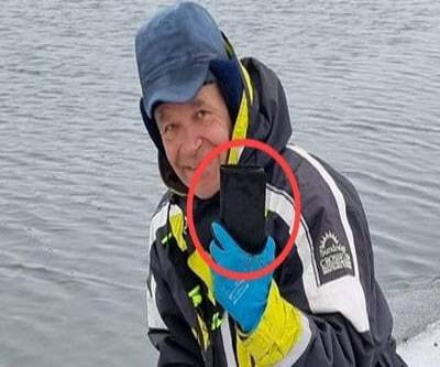 스웨덴 키루나 지역 야생 투어 가이드 미카엘 크레쿨라가 강물 속에 빠졌던 자신의 스마트폰을 회수한 뒤 기기를 들어보이고 있다. (사진=삼성전자 뉴스룸)