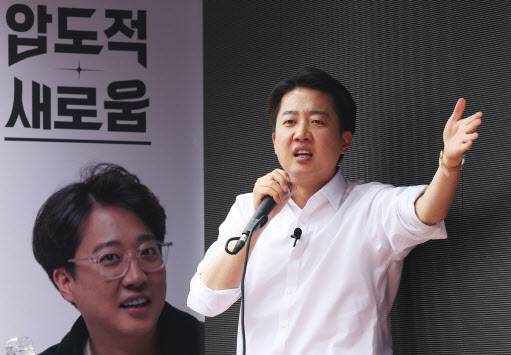 개혁신당 이준석 대선 후보가 24일 경기도 수원시 팔달구 수원역 로데오거리에서 지지를 호소하고 있다.(사진=연합뉴스)