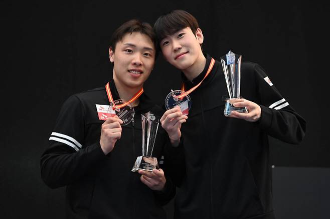 왼쪽부터 박상원, 도경동(사진=대한펜싱협회 제공)