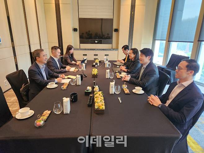 임문영 더불어민주당 선거대책위원회 디지털특별위원회 위원장(왼쪽 첫번째)과 채보건 정책본부 전략기획 담당이 26일 오전 제이슨 권 오픈AI 최고전략책임자(CSO·오른쪽 두번째), 올리버 제이 국제비즈니스 총괄과 만나 인공지능 관련 협력 방안을 논의했다.(사진=최연두 기자)