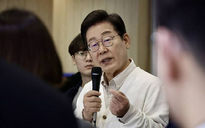 이재명 더불어민주당 대통령 후보가 26일 경기 수원시 아주대학교에서 청년 정책을 논의하기 위해 대학생들과 간담회를 하고 있다. (사진=연합뉴스)