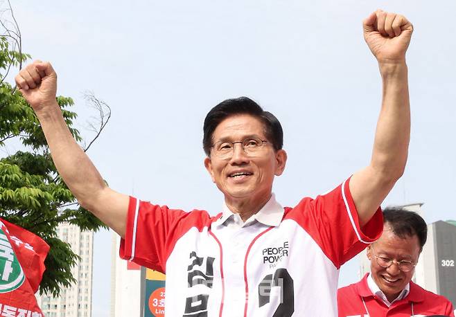 [이데일리 방인권 기자] 김문수 국민의힘 대선 후보가 21일 오후 경기도 파주시 야당동 새암공원에서 열린 ‘더 편하게 더 든든하게’ 유세에서 지지를 호소하고 있다.