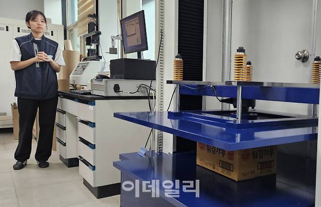 태림포장 시화공장 기술연구소에서 연구원이 골판지 상자의 강도를 측정하는 ‘상자 압축 강도 측정기’(BCT. Box Compression Test) 실험을 진행하고 있다.(사진=김영환 기자)