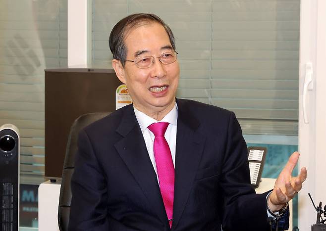 한덕수 전 국무총리가 11일 국민의힘 당사에서 국민의힘 김문수 대선 후보와 만나고 있다. (사진=연합뉴스)