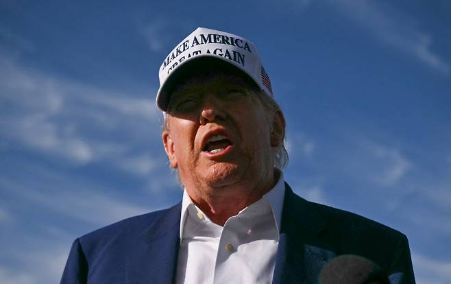 도널드 트럼프 미국 대통령이 25일(현지시간) 뉴저지주 모리스타운공항에서 에어포스 원에 탑승하기 전 기자들과 대화하고 있다.(사진=AFP)