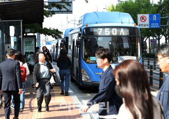 서울 시내버스 노사협상이 결렬된 지난달 30일 오전 서울 용산구 한강대로 버스정류장에서 승객들이 시내버스를 이용하고 있다. (사진=김태형 기자)